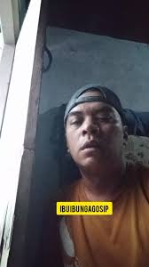 Otoy: Kunano maneh tama tatadi ngahuleng wae? Tama: Keur galau ieu teh  mang,cing pangneangankeun obatna lah. Otoy: Oh,gampang atuh cicing dagoan  sakeudeungnya. Teu lila Otoy: Tah cobaan dijamin leungit  galauna(ngasongkeun petasan) Tama: