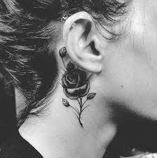 Das ohr ist eine gute stelle für ein kleines und die kleinen motive werden in jeder nur erdenklichen stilrichtung hinter die ohren gestochen und sind bei frauen und männern gleichermaßen ein. Home Tattoo Spirit Tattoo Ohr Tattoo Hinterm Ohr Tattoo Hals