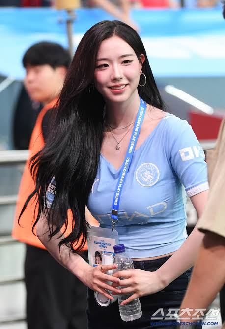 포토] 트리플에스 김채연, 맨시티 유니폼 찰떡 | 스포츠조선