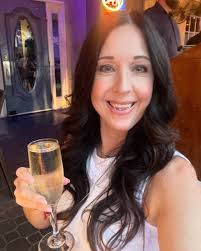 Jen Healey's Instagram, Twitter & Facebook