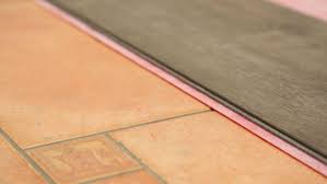 Kunststoffboden linoleum vinyl co kosten und verlegung. Vinylboden Auf Fliesen Verlegen Planeo