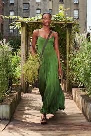 Cerchi vestiti lunghi estivi eleganti o più sbarazzini da comprare anche online moda estate 2018? Moda Primavera Estate 2021 Vestiti Lunghi Leggeri Vogue Italia