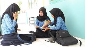 According to the passage, why are scientists forced to look at other bodies in the solar system to determine the early history of the earth? Peserta Keluhkan Soal Reading Bahasa Inggris Bikin Pusing