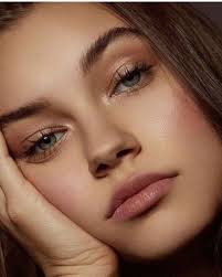 Le maquillage des yeux verts pour cheveux blonds. 6 Etapes Pour Realiser Un Maquillage Nude