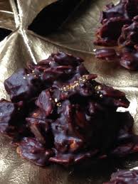 Rochers Au Chocolat Noir Amandes Grillees Ecorces D Orange Confite Roses Des Sables Amandes Grillees Rose Des Sables Chocolat Chocolat Noir