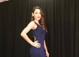 Ascolta ora fra me e te feat gemitaiz. Foto Anna Tatangelo Abito Blu Adente Su Instagram