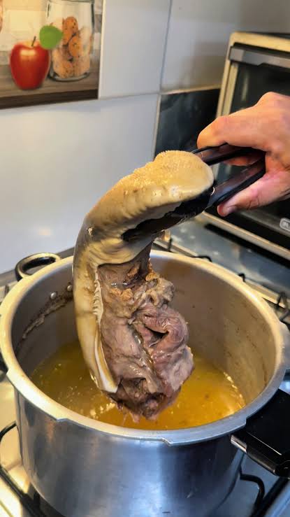 Deliciosa lengua asada con yuca harinosa