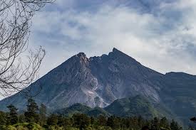 Pengibaran bendera merah putih ini merupakan yang pertama kali dilakukan di puncak gunung bungkuk bengkulu tengah. Daftar Gunung Yang Masih Ditutup Saat Momen 17 Agustus 2020 Halaman All Kompas Com