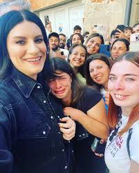 Cuando le escribo a mis fans y leo lo que me dicen, me emociona mucho, me hacen llorar porque los amo. Es una cosa rara y gigante tener fans". @laurapausini #laurapausini #fans