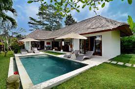 Lalu masi agak nyatu sama kampung gitu. Villa Candi Kecil Tiga All Bali Villas