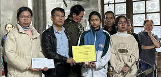 Nữ sinh nghèo mất mẹ vừa nhận tiền quyên góp đã bị kẻ xấu nhắn tin lừa -  Tuổi Trẻ Online