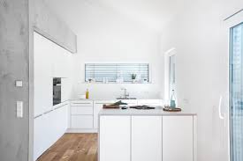 Weisse Kuche Mit Integrierter Speisekammer Und Betonelementen Edelstahlgriffe Helle Arbeitsplatte Und Dunstabzug Nach U Wohnung Kuche Weisse Kuche Haus Kuchen