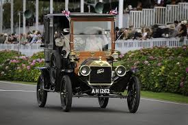 Auf den ersten blick erinnert es mehr an ein fahrrad und dabei ist carl benz' motorwagen das erste auto der welt. 150 Jahre Henry Ford Das Erste Auto Erzahlt Magazin