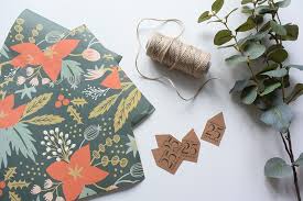 And you never know what exactly the gifts will be inside or what quality they'll be. How To Make Your Own Christmas Crackers To Style Up Your Christmas Tablescape