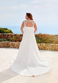Neu ist meist schon das hochzeitskleid, alt und geborgt können schmuckstücke oder accessoires von verwandten und freunden sein. Spitze Brautkleid Mit Spitze Tres Chic Bridalwear