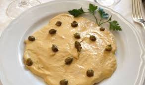 La salsa tonnata è una salsa versatile che può accompagnare aperitivi e antipasti di carne, si prepara con la salsa maionese e viene arricchita con tonno per fare la salsa tonnata vi serviranno pochi ingredienti e vi servirà solo un mixer o un frullatore ad immersione. Salsa Tonnata Ricetta Con O Senza Maionese Uova Tonno Capperi Alici The Italian Times