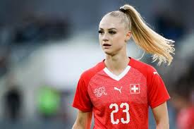 Die beiden fussballerinnen waren drei jahre lang ein paar. Natistar Alisha Lehmann Verdient Mehr Geld Mit Ins Alisha Lehmann Shotoe