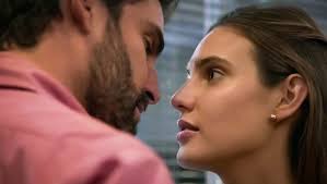 El romance entre alejandro asensi y michelle salas se mantiene en rumor y ha sido mencionado por frida sofía, hija de la tía de salas, quien reveló los motivos por los que tampoco es cercana a la joven que ha impactado con su gran belleza. 4jrkr1qlrqdztm