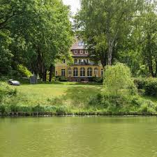 Urlaub Am See In Einem Haus Am See Das Geht In Himmelpfort Im Landhaus Und Der Tag Beginnt Hier Mit Einem Fruhstuck Mit Blick Auf Den See Structures Canal