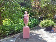 Gartenfigur Mollige Frau In Pink Keramik Kunst Blog Rosa Damen Pink Lady Keramik Kunst
