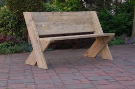 Gartenbank Kreuz Durch Die Richtige Sitzecke Kann Eine Gute Bank Aus Gerustholz Viele Abende Verbringen Erha Diy Holz Palettenmobel Im Freien Holzbank Garten