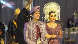 7 pakaian adat bima ideas lombok fashion jakarta from i.pinimg.com uniknya lagi ketiga suku terssebut memiliki perbedaaan pakaian. Aurel Hermansyah Beberkan Alasan Pakai Baju Adat Minang Saat Syukuran Akad