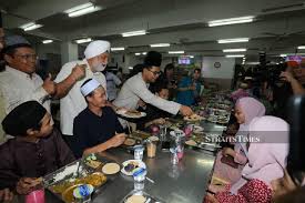 Ketua angkatan muda keadilan (amk), akmal nasrullah mohd nasir mempertikai tindakan perdana menteri, tan sri muhyiddin yassin yang mempersendakan inisiatif bendera putih dikibarkan rakyat negara ini. Akmal Nasir Have Confidence In Our Faith And We Can Respect One Another