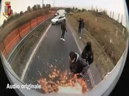 Download lagu assalto portavalori foggia mp3 dapat kamu download secara gratis di metrolagu. Assalto In Diretta A Un Portavalori Che Trasportava Gioielli Bulgari Sette Arresti Youtube