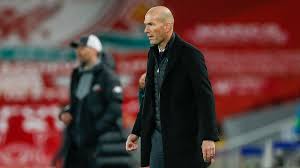 Zinedine zidane marcó una época en el fútbol mundial con su elegancia y calidad técnica. Zinedine Zidane Tames Liverpool At Their Own Backyard Cricketsoccer