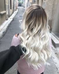 Sur un carré plongeant, des boucles wavy ou encore des cheveux noirs, le envie de passer au balayage blond polaire ? Coloration Les 11 Ombres Hair Blond Tendances 2019 Photos Cheveux Blonds Blancs Cheveux Blond Blond Polaire