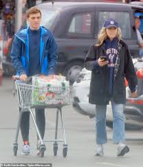 Check spelling or type a new query. Das Toten Von Eve Jodie Comer Halt Sie Es Lassig In Einen Hoodie Als Sie Aktien Auf Essentials Mit Bruder Aktuelle Boulevard Nachrichten Und Fotogalerien Zu Stars Sternchen