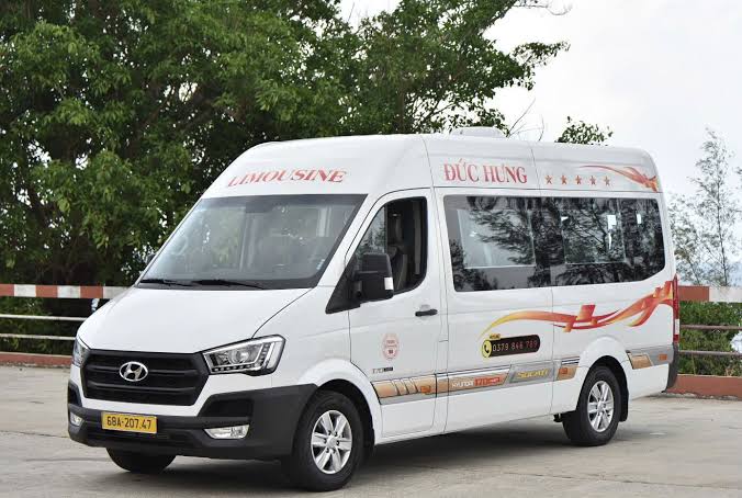 Xe limousine 16 chỗ đời mới vận chuyển đoàn tham quan quanh đảo, do AI tạo
