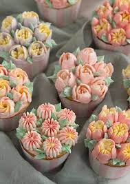 Making Beautiful Flowers Using Russian Piping Tips Is Quick And East As Long As You Follow A Few Cake Decorating Tips Cake Decorating Techniques Cupcake Cakes