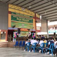 Guru sekolah menengah kebangsaan (smk) jalan kebun, mohd fauzi isman setakat jam 7 petang, jabatan pendidikan selangor menerima laporan lima sekolah ditutup hari ini dan tambahan 24 lagi sekolah akan ditutup esok, menjadikan keseluruhan 29 sekolah ditutup di selangor akibat. Foto Di Smk Raja Mahadi Klang Selangor