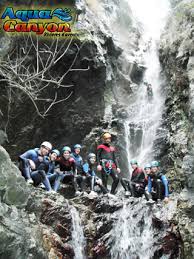 De thues d entre valls,village du languedoc roussillon,la randonnée passe à côté de l'église puis monte au refuge forestier d'argoudell.hameau d'entrevalls,en pyrénées orientales.sources chaudes naturelles et sauvages.bains aménagés sommairement.gare du train jaune de thues en catalogne. Les Cascades Canyoning En Eau Chaude De Thues Entre Valls