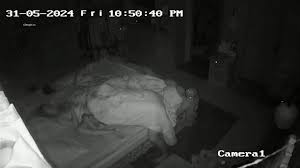 黑客破解家庭网络摄像头偷拍_一对夫妻的日常性生活这媳妇太骚了_刚操完逼没能满足还要看视频还自慰-