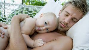 Resultado de imagem para pai e filho dormindo