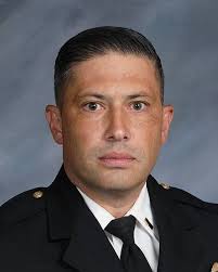 Sgt. Jimenez stopped by to support some of our local future entrepreneurs!  🍋 #darienct #darienpolice