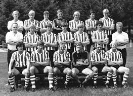 „ich war jung und voller emotionen, erklärt der heutige bondscoach mit dem. Psv First Team Squad 1982 1983 Back Row Reker Assistent Thoresen V Aerle Segers Lokhof Stevens And Wildschut Middle One Team Squad Photos Team Photos