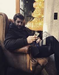 Ben kendisini türkiye'de yapılan sansüre tepki vermek amaçlı çekilen tutulma isimli kısa filmde gördüm. Serhat Teoman Hakkinda Bilmeniz Gereken 10 Sey Noluyo