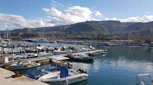 La conexión entre el aeropuerto y la estación central de lamezia terme es operada por el servicio de lanzaderas, la línea de autobús urbano 90. Tropea Maurale
