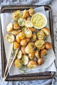 Best Ever Easy Oven Roasted Potatoes With Rosemary And Thyme These Potatoes Are Per Roasted Potato Recipes Oven Roasted Potatoes Easy Smashed Potatoes Recipe