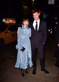 Révélée à l'âge de onze ans par son rôle de mercredi addams dans la comédie horrifique la famille addams (1991), elle reprend son rôle pour la suite les valeurs de la famille addams (1993) et reste dans un registre similaire pour le film pour enfants. Christina Ricci Files For Divorce From Husband James Heerdegen After Almost 7 Years Of Marriage Entertainment Tonight