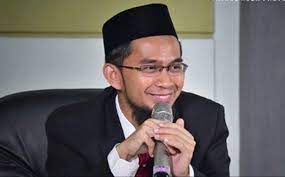 Belliau juga pernah didaulat menyampaikan makalah ilmiah. Bandung Antisipasi Corona Ustaz Adi Hidayat Batalkan Seluruh Jadwal Kajian