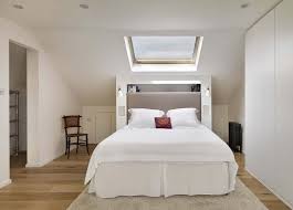 Vous préférez positionner votre lit sous la sous pente ? Chambre Sous Les Combles 30 Idees D Amenagement Et Deco
