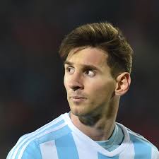 Cuando salió a la alfombra roja para posar para los fotógrafos junto a celia, la mamá. Copa America Finale Messi Familie Angegriffen Bruder Von Gegenstand Getroffen Fussball
