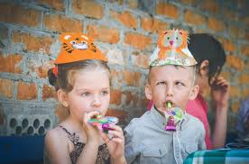 If you're fortunate enough to have a few friends or family members who also have toddlers, then your invite list will be slightly more extensive. Kidslox Blog Best Outdoor And Travel Games For Your Kids