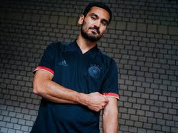 Handgemalte dünne schwarze streifen laufen auf der vorderseite horizontal über das dfbtrikot. Nationalmannschaft Neues Auswartstrikot Fur Das Dfb Team