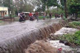 Selain 41 korban jiwa, ada 27 warga yang masih dilaporkan hilang. Rumah Sekolah Terendam Banjir Bandang Terjang Desa Di Sikka Ntt Antara News