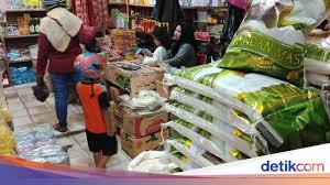 Di sini posisi bulog sebagai penentu harga beras di masyarakat sekaligus sebagai agen utama. Harga Beras Tembus Rp 15 000 Kg Warga Pilih Beli Beras Bulog